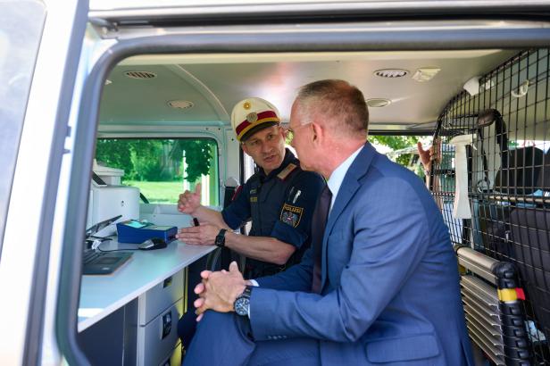 Innenminister Gerhard Karner bei einer der Schwerpunktkontrollen.