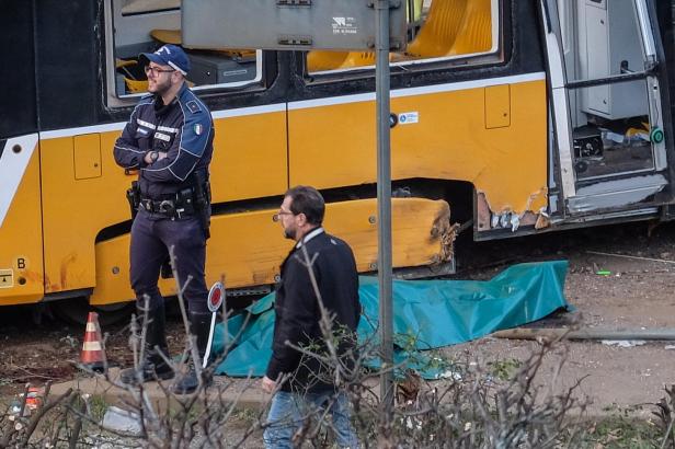 A least one dead and several injured after a tram derailed in Milan