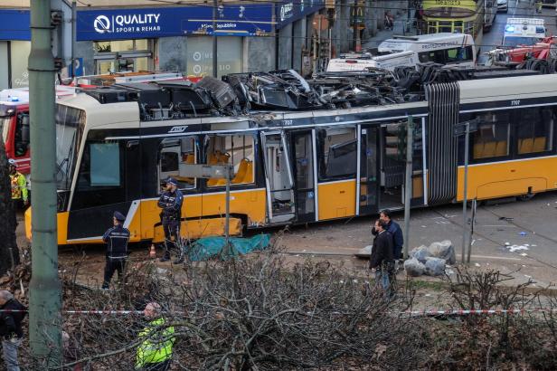 A least one dead and several injured after a tram derailed in Milan