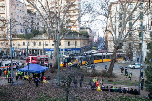 A least one dead and several injured after a tram derailed in Milan