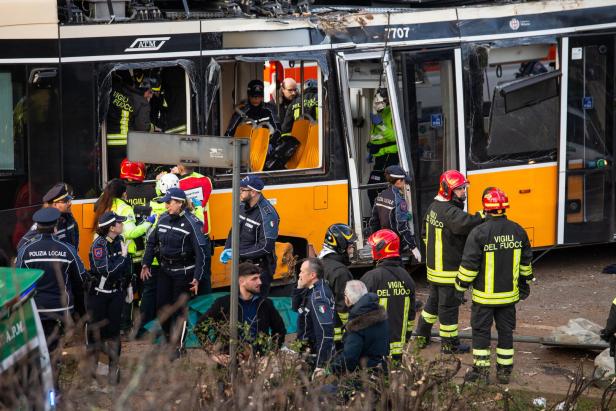 A least one dead and several injured after a tram derailed in Milan