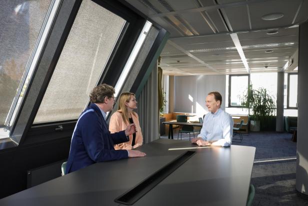 Marc Elsberg mit Marlene Auer und Bernhard Gaul vom KURIER