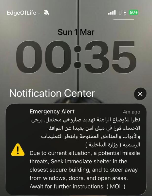 Warnmeldung auf einem Smartphone-Bildschirm fordert dazu auf, wegen möglicher Raketenbedrohung sofort Schutz zu suchen.