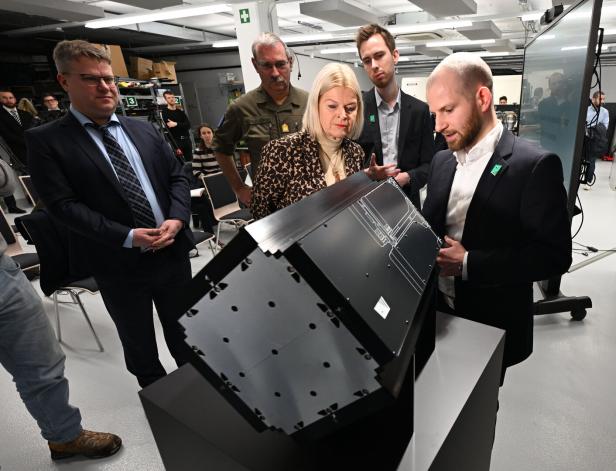 MEDIENTERMIN BUNDESMINISTERIUM FÜR LANDESVERTEIDIGUNG (BMLV) "BESICHTIGUNG EINES ÖSTERREICHISCHEN SATELLITEN-DEMO-MODELLS SOWIE DER PRODUKTIONSSTÄTTE"