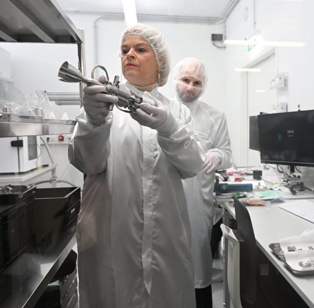 MEDIENTERMIN BUNDESMINISTERIUM FÜR LANDESVERTEIDIGUNG (BMLV) "BESICHTIGUNG EINES ÖSTERREICHISCHEN SATELLITEN-DEMO-MODELLS SOWIE DER PRODUKTIONSSTÄTTE"