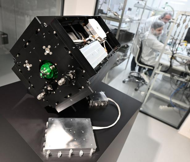 MEDIENTERMIN BUNDESMINISTERIUM FÜR LANDESVERTEIDIGUNG (BMLV) "BESICHTIGUNG EINES ÖSTERREICHISCHEN SATELLITEN-DEMO-MODELLS SOWIE DER PRODUKTIONSSTÄTTE"