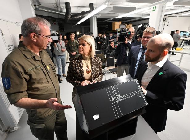 MEDIENTERMIN BUNDESMINISTERIUM FÜR LANDESVERTEIDIGUNG (BMLV) "BESICHTIGUNG EINES ÖSTERREICHISCHEN SATELLITEN-DEMO-MODELLS SOWIE DER PRODUKTIONSSTÄTTE"