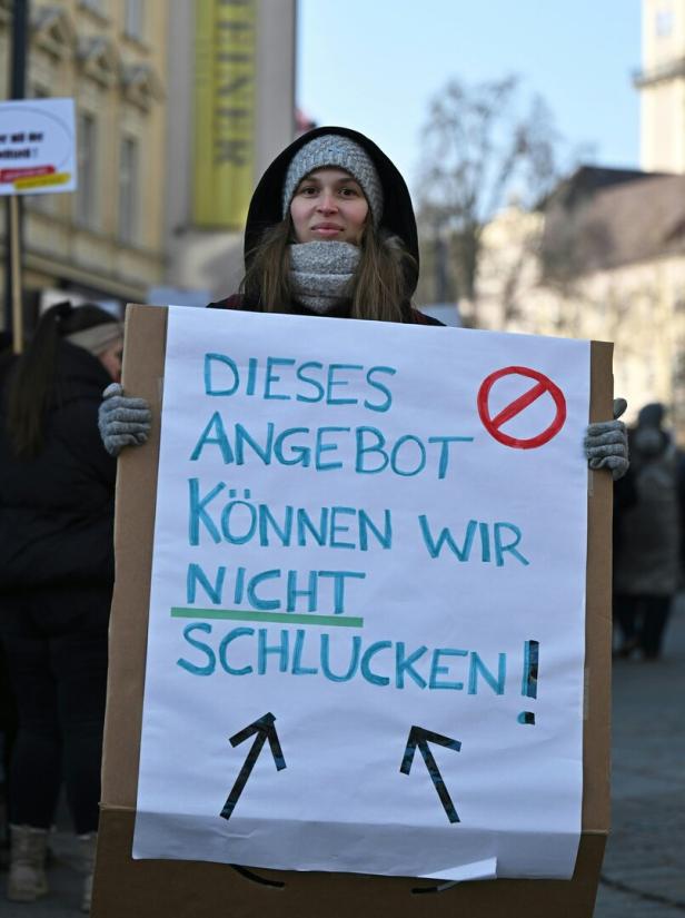 Frau bei Protest mit Plakat in der Hand