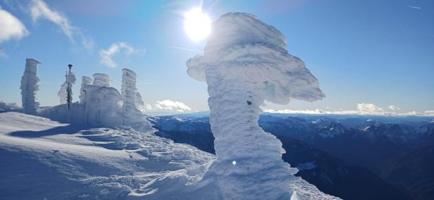 Der Schneeberg präsentiert sich aktuell tiefwinterlich und verschneit
