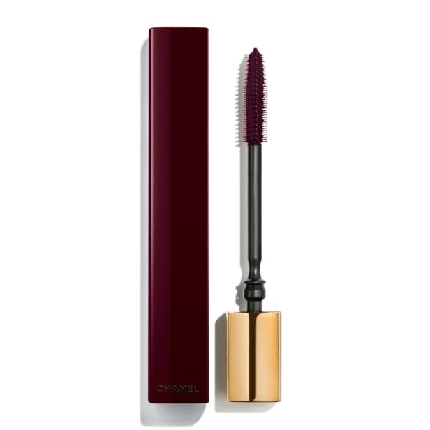 Dunkelrote Mascara mit goldfarbenem Griff und passender Hülle, Bürste mit feinen Borsten.