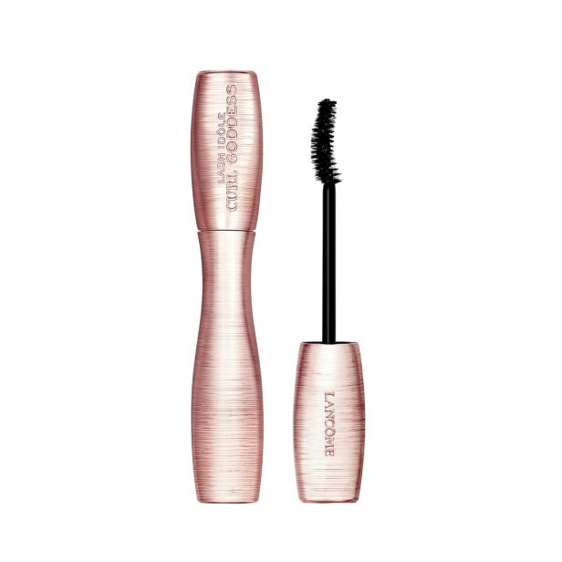 Rosafarbene Mascara mit gebogener Bürste und metallisch glänzendem, strukturiertem Gehäuse.