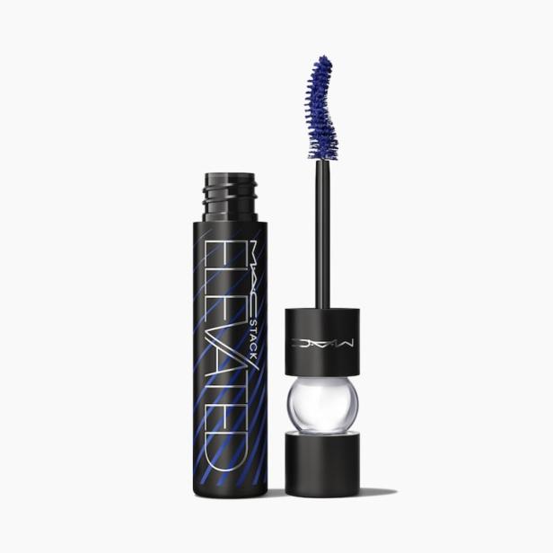 Eine geöffnete blaue "MAC Elevated Stack" Mascara mit Bürste ist vor einem weißen Hintergrund zu sehen.