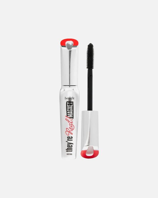 Silberne Mascara-Verpackung mit schwarzer Bürste und roten Akzenten, daneben der geöffnete Applikator.