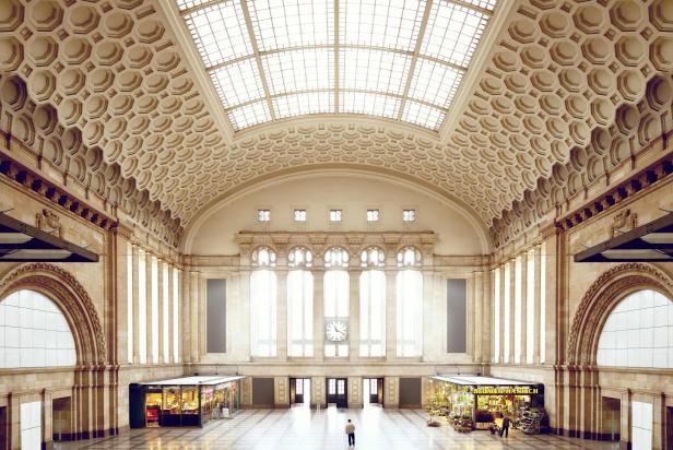 Die lichtdurchflutete, imposante Eingangshalle des Leipziger Hauptbahnhofs mit ihrer historischen Architektur und der großen Uhr über dem Ausgang.