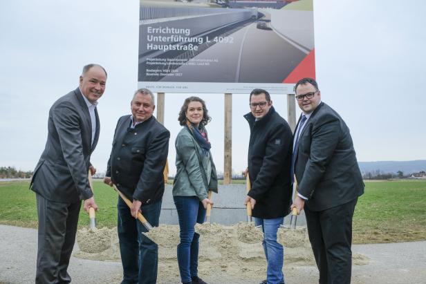 Der Spatenstich für den Bau der Unterführung ist erfolgt