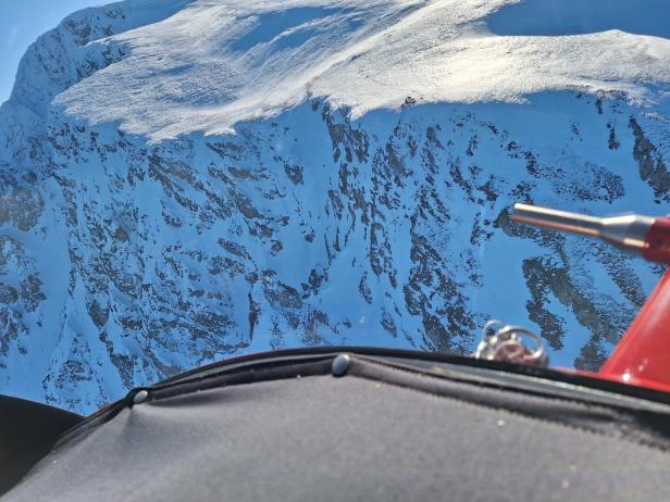 Blick aus dem Polizeihubschrauber beim Einsatz auf dem Schneeberg.