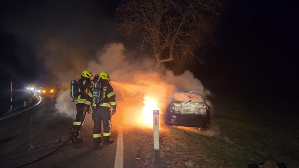 Brennendes Auto wird gelöscht