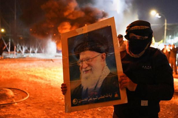 Anhänger irakischer schiitischer Gruppen versuchen, sich in Richtung der US-Botschaft in Bagdad zu bewegen.