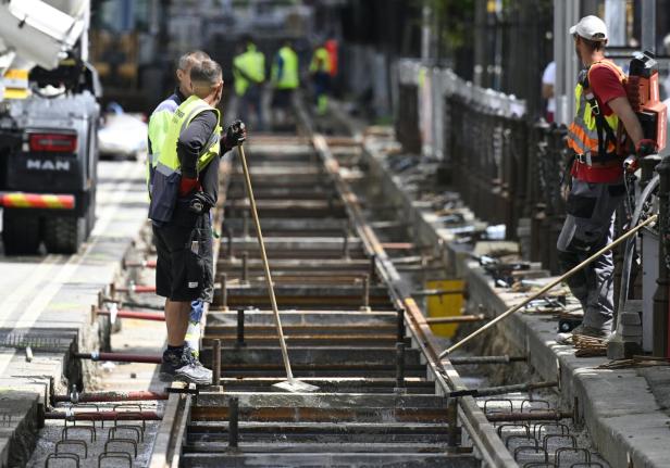 ++ THEMENBILD ++ BAU / BAUSTELLE / KONJUNKTUR / VERKEHR / ÖFFENTLICHER VERKEHR