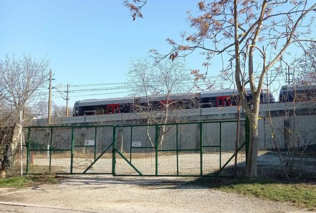 Für 200.000 Euro erworben, um fast 4,5 Millionen weiterverkauft: Grünland-Brache neben der U6-Trasse. Hier sollen die AHS-Sportflächen entstehen. 