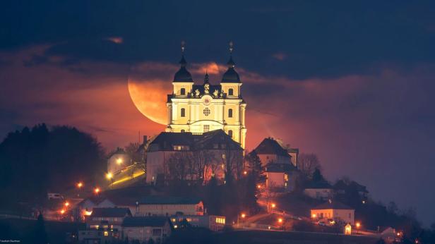Vollmond hinter der Basilika am Sonntagberg