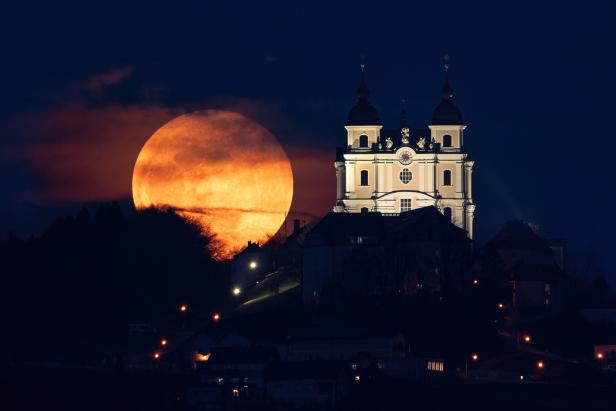 Vollmond neben der Basilika