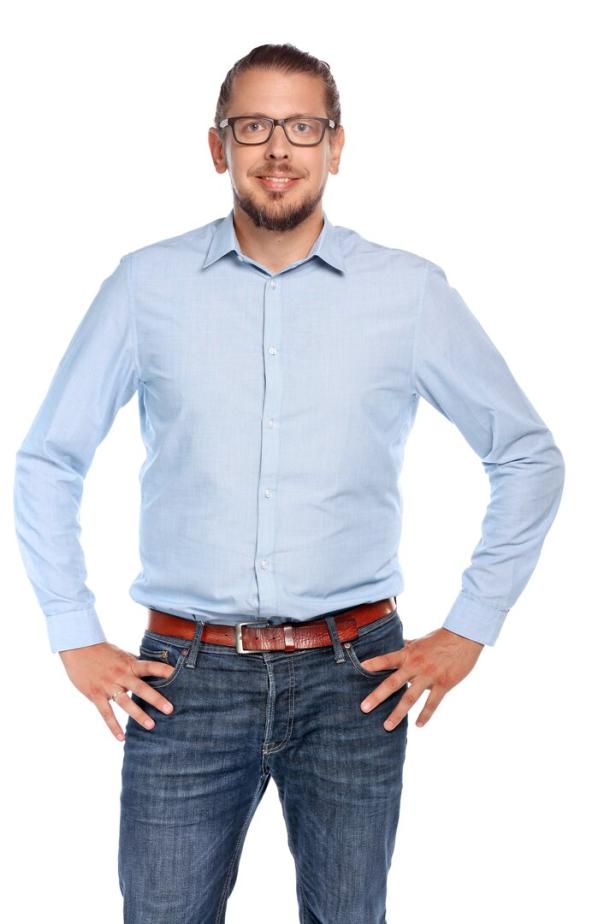 Marcus Braun steht vor einem weißen Hintergrund.