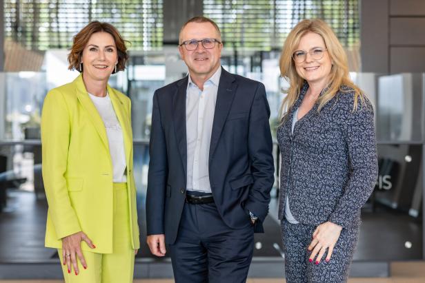 Monika Sandberger, Robert Machtlinger, Monica Rintersbacher von z.l.ö. stehen nebeneinander und lächeln 