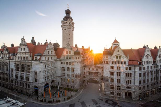 Das Neue Rathaus in Leipzig zeichnet sich durch einen hohen Turm, rote Dächer und detailliertes Mauerwerk aus.