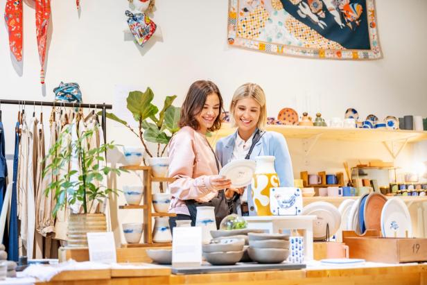 Zwei Frauen beim Shoppen in einer Boutique 