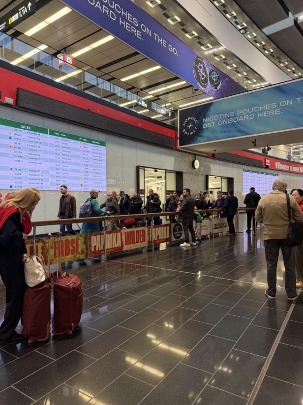 Wartende am Flughafen Wien-Schwechat