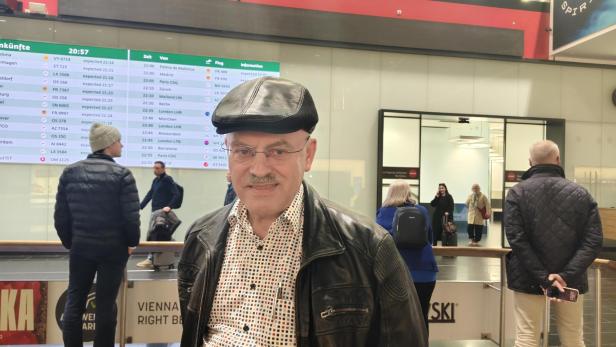 Gottfried Moser wartet auf seinen Sohn am Wiener Flughafen