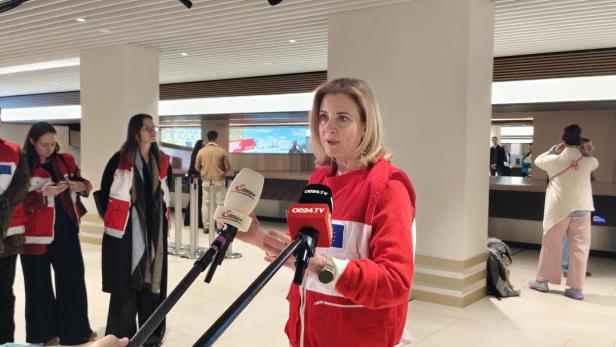 Meinl-Reisinger spricht am Flughafen-Wien