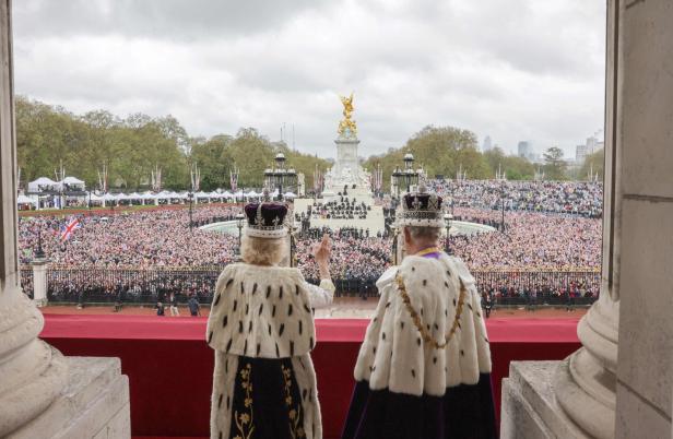 König Charles und Königin Camilla grüßen die Menschenmenge vom Balkon des Buckingham Palace.