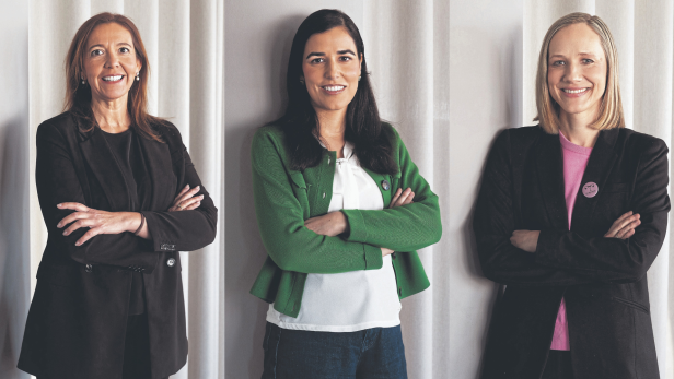 Drei Frauen stehen Frauen stehen mit verschränkten Armen