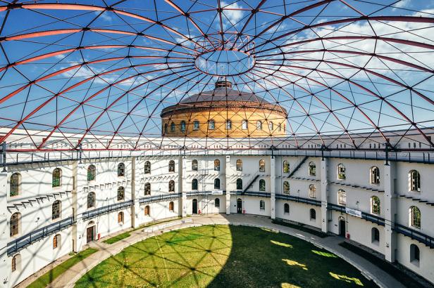 Das Panometer Leipzig beeindruckt mit seinem historischen Rundbau und der modernen Stahlkuppel, in dem monumentale 360°-Panoramen von Yadegar Asisi ausgestellt werden.