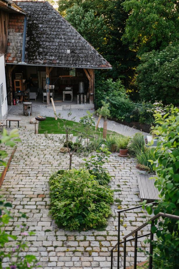 Pflastersteinboden mit offenen Fugen