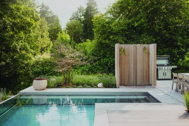 Pool mit Blick in den Wald