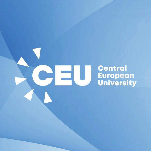 Das Logo der Central European University (CEU) in Weiß vor blauem Hintergrund.