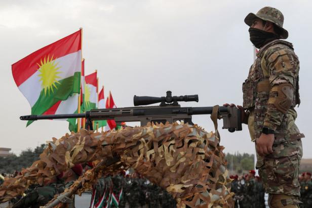 Kurdische Peshmerga bei einer Parade während einer Abschlussfeier in Erbil, der Hauptstadt der autonomen kurdischen Region im Norden des Irak.