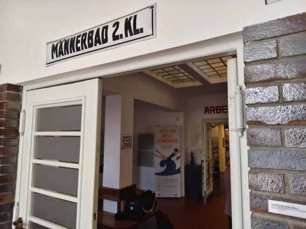 Männerbad steht auf einem Schild über einer Türe.