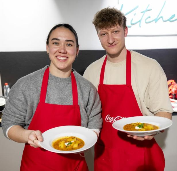 Torhüterin Manuela Zinsberger und Influencer Thomas Kobler servierten Erdäpfelgulasch.