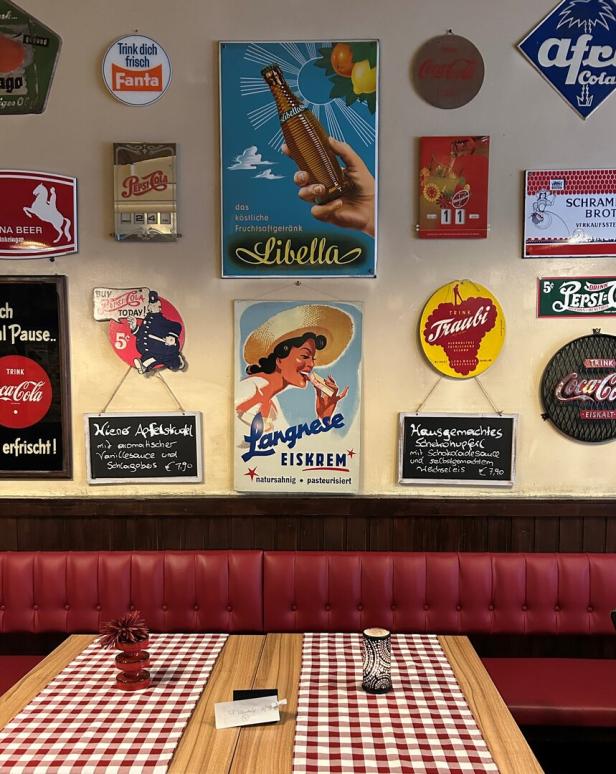 Blechschilder hängen an der Wand: Sammlung im Wiener Wia z’haus.