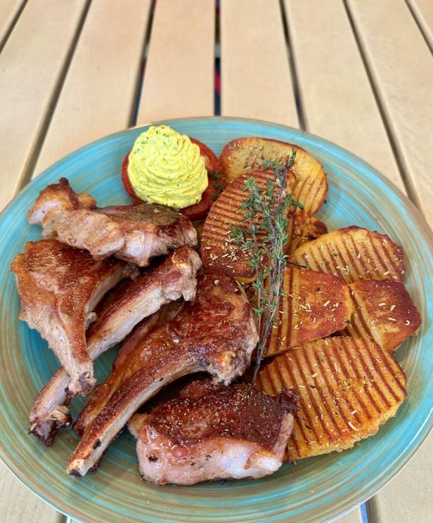 Weidelamm mit Zitronen-Bärlauch-Butter serviert. 