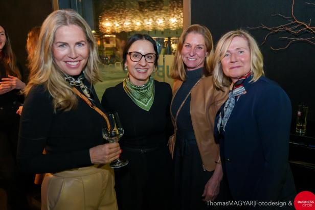 Vier Frauen posieren lächelnd bei einer Abendveranstaltung im Festspielhaus Bregenz.