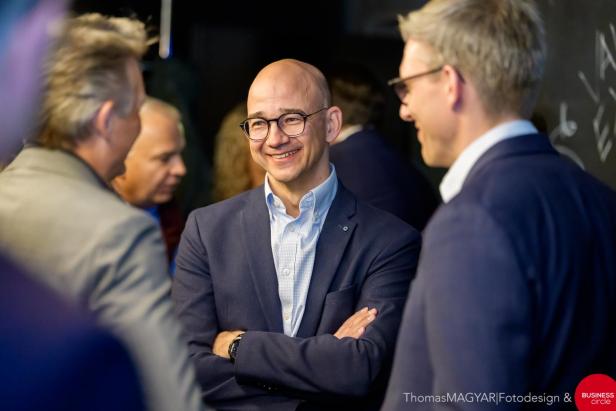 Personen posieren lächelnd bei einer Abendveranstaltung im Festspielhaus Bregenz.