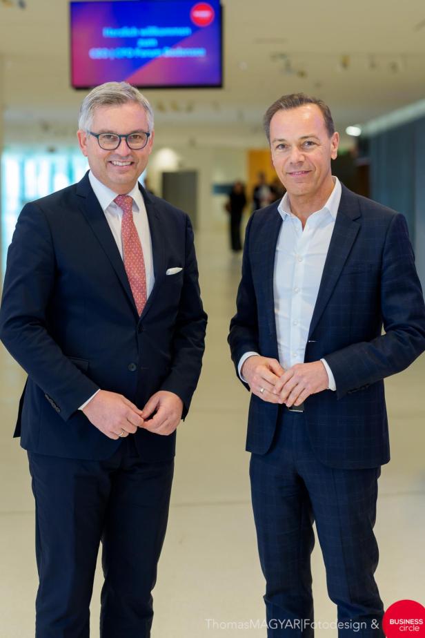 Gerhard Pichler begrüßt Magnus Brunner beim CEO/CFO Forum im Festspielhaus Bregenz.