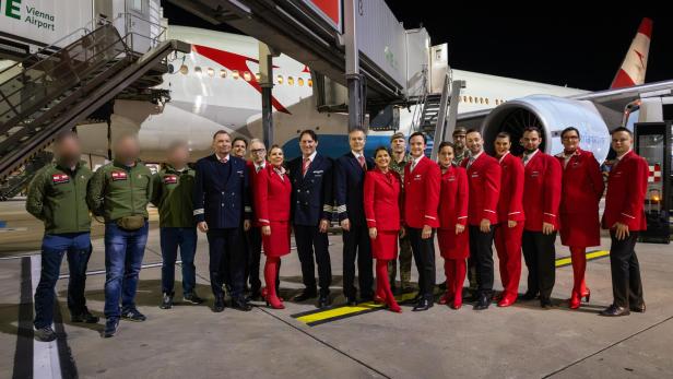 Soldaten und Personal für einem Flugzeug