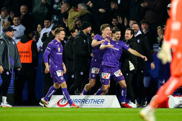 Die Austria-Spieler feiern den Einzug in die Meistergruppe