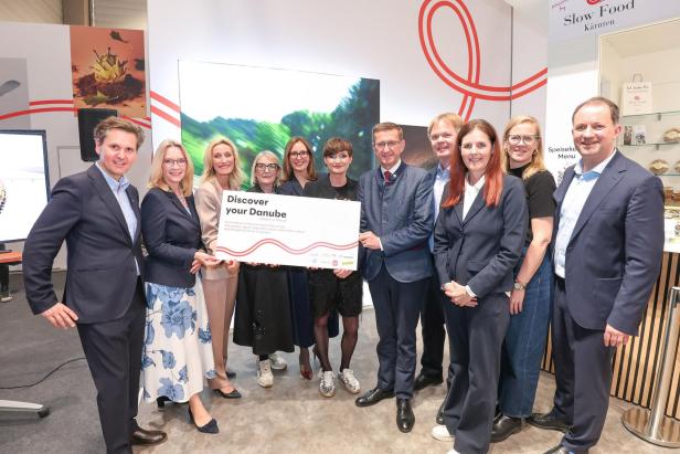 Vertreter von Österreich Werbung, Visit Hungary und der Deutschen Zentrale für Tourismus präsentieren gemeinsam das Schild zur neuen Donau-Tourismusinitiative „Discover your Danube“.